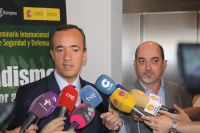Francisco Martínez Vázquez respondiendo a las preguntas de la prensa