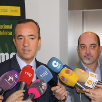 Francisco Martínez Vázquez respondiendo a las preguntas de la prensa