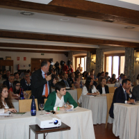 Público en el Parador atentiendo a la conferencia del Ministro de Defensa