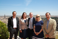 Los ponentes de la segunda sesión posando en la terraza del Parador