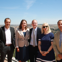 Los ponentes de la segunda sesión posando en la terraza del Parador