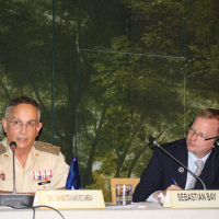 El General Juan Bautista Sánchez Gamboa y Sebastian Bay