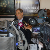 Javier Solana es entrevistado momentos antes de participar en el Seminario