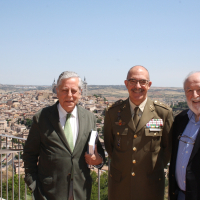 Miguel Ángel Aguilar, el General Fernando Alejandre y Diego Carcedo posando antes de clausurar el Seminario
