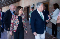 La Ministra de Defensa, Ana Pastor, acompañada por Miguel Ángel Aguilar a su llegada al Seminario