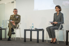 El General Francisco José Dacoba. Director del Instituto español de Estudios estratégicos; y María Elena Gómez Castro, Directora General de Política de Defensa